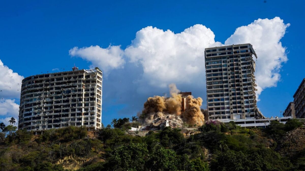 Demolieron el edificio Samantha A en La Guaira por daños estructurales irreversibles