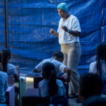 Maestra convierte refugio en una escuela para niños afectados por terremotos en La Guaira