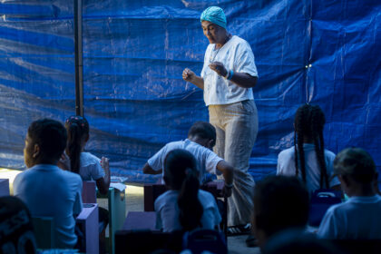 Maestra convierte refugio en una escuela para niños afectados por terremotos en La Guaira