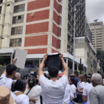 Familiares de presos políticos fueron atendidos en el Ministerio de Interior tras romper dos cercos policiales