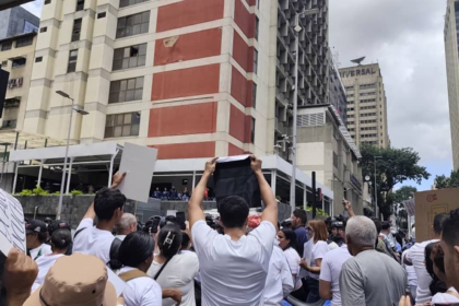 Familiares de presos políticos fueron atendidos en el Ministerio de Interior tras romper dos cercos policiales