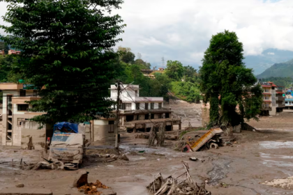 Casi 400 personas desaparecieron y 55 murieron tras inundaciones en Nepal