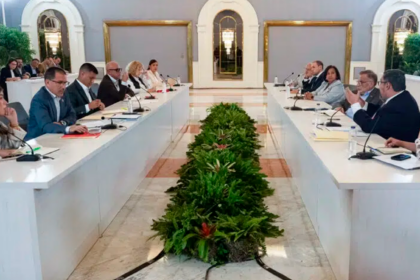 La UE calificó el diálogo entre el gobierno interino y oposición venezolana como una oportunidad para una transición democrática