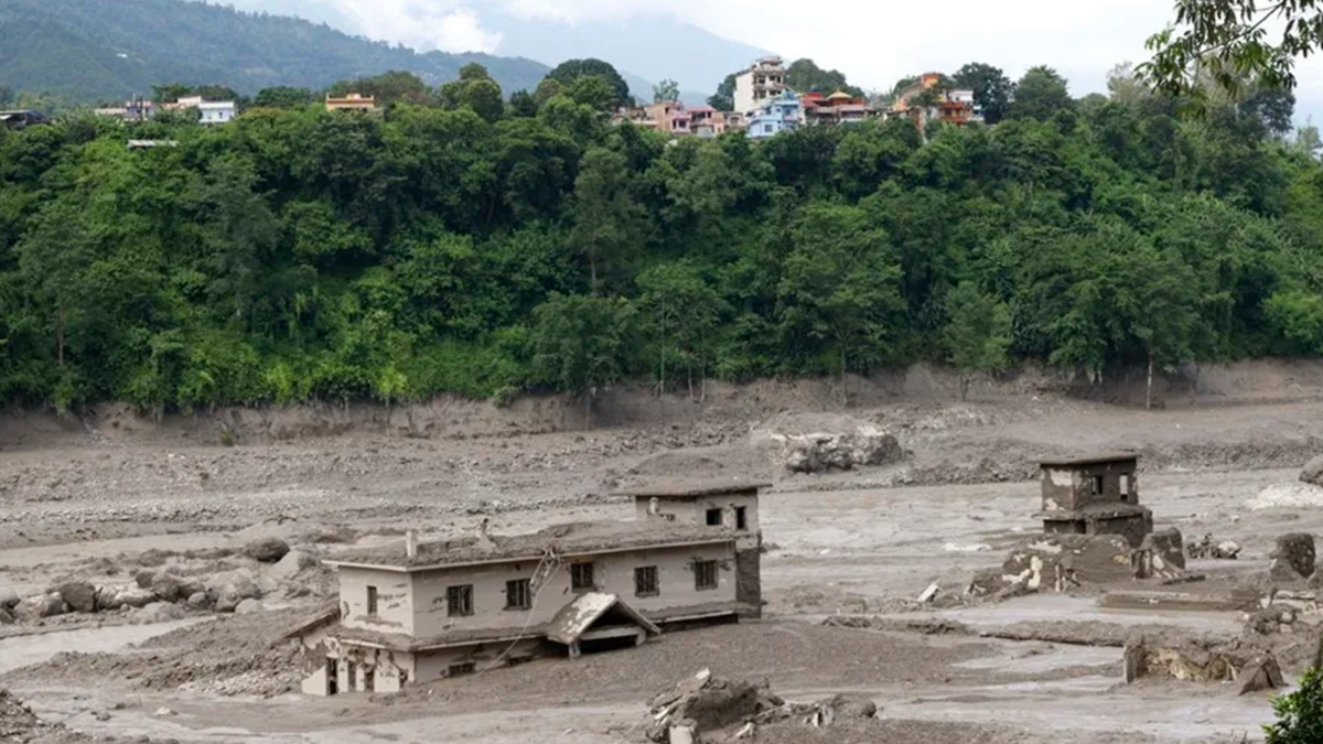 Casi 400 personas desaparecieron y 55 murieron tras inundaciones en Nepal