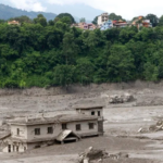 Casi 400 personas desaparecieron y 55 murieron tras inundaciones en Nepal