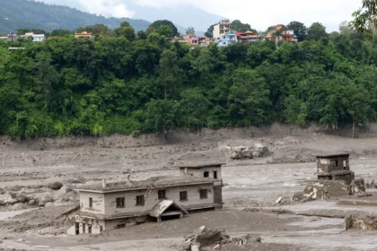 Casi 400 personas desaparecieron y 55 murieron tras inundaciones en Nepal
