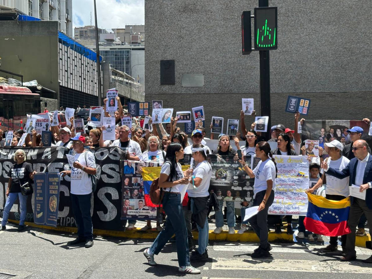 Familiares de presos políticos protestaron frente a la Cancillería y exigieron libertades plenas