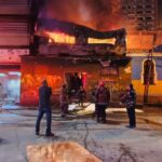 Bomberos de Caracas controlaron un incendio en la avenida Andrés Bello que dejó un herido y daños materiales