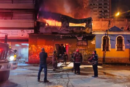 Bomberos de Caracas controlaron un incendio en la avenida Andrés Bello que dejó un herido y daños materiales