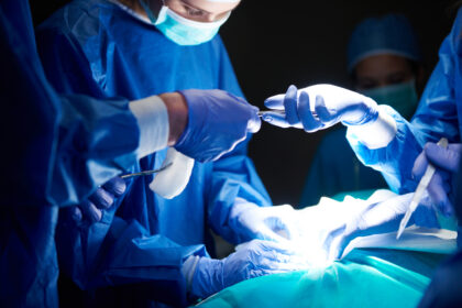 Un paciente en el Reino Unido se convirtió en el primero del mundo en recibir una cirugía cerebral asistida por IA