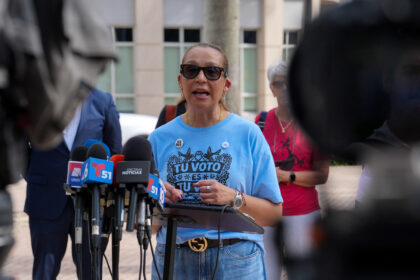 Venezolanos critican que Trump reciba a Delcy Rodríguez mientras los deporta en Doral