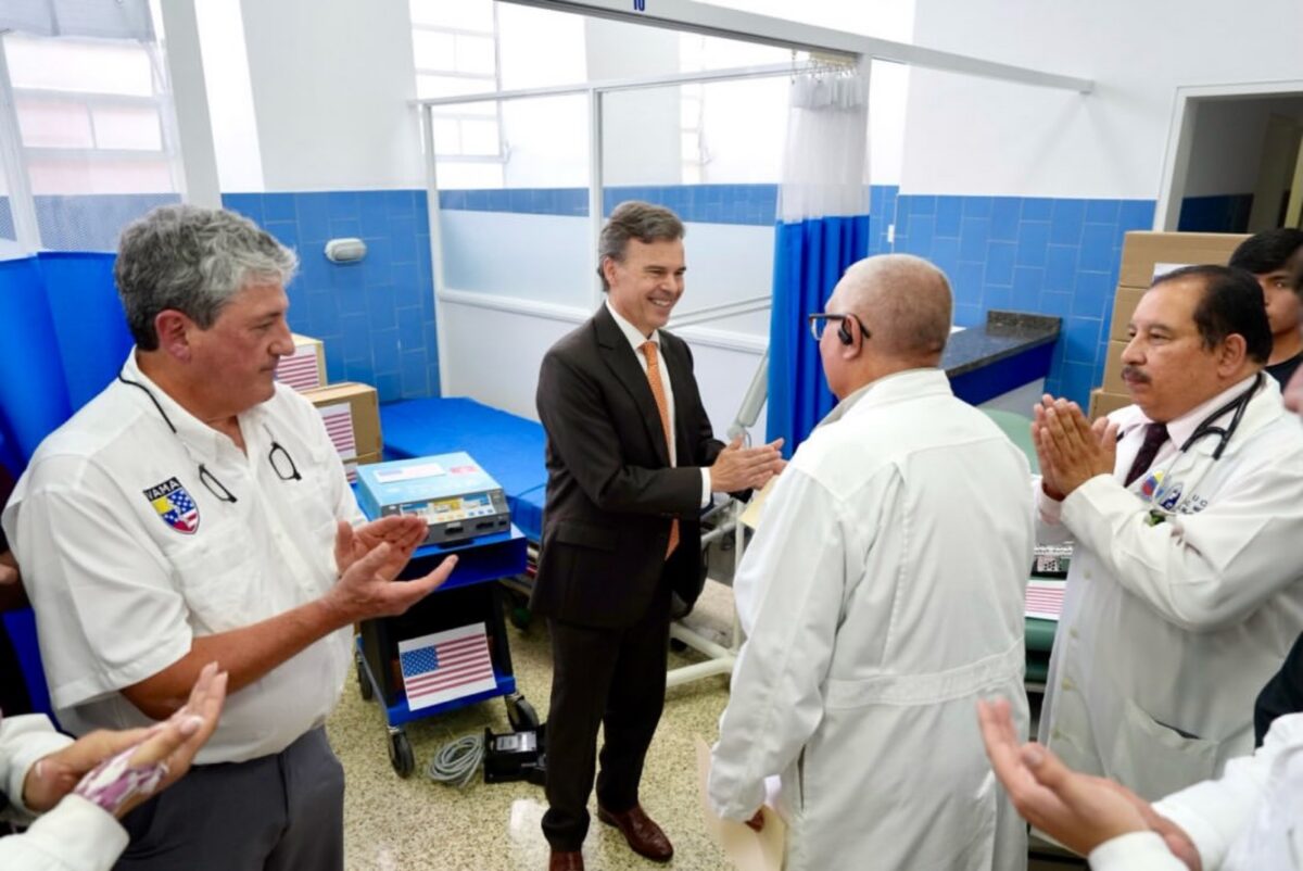 Project CURE de EE UU donó equipos e insumos médicos al Hospital Vargas de Caracas