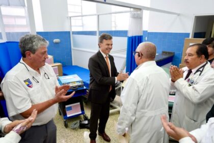 Project CURE de EE UU donó equipos e insumos médicos al Hospital Vargas de Caracas