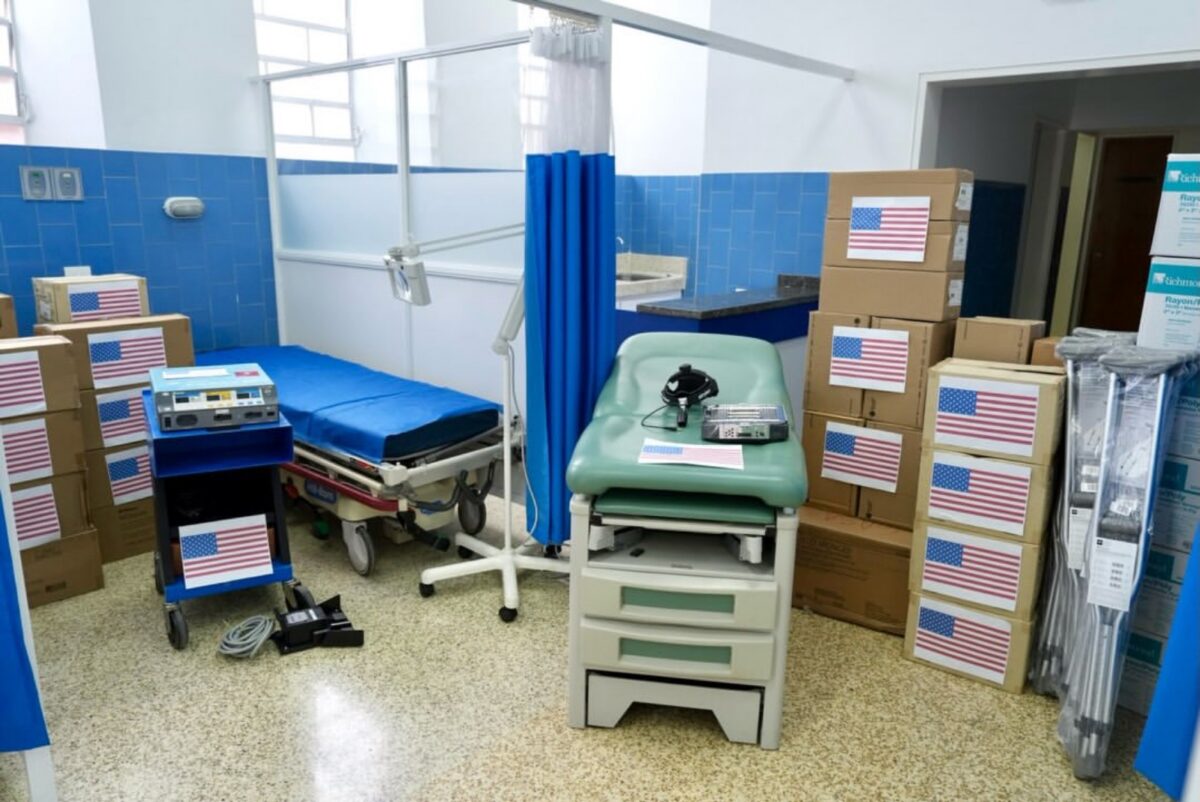 Project CURE de EE UU donó equipos e insumos médicos al Hospital Vargas de Caracas