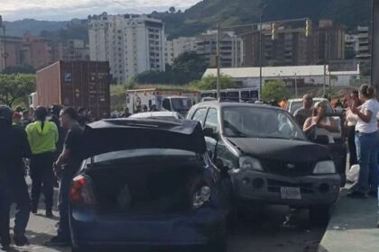 Bomberos de Caracas confirmaron saldo de un muerto y 15 heridos tras colisión múltiple en La Yaguara