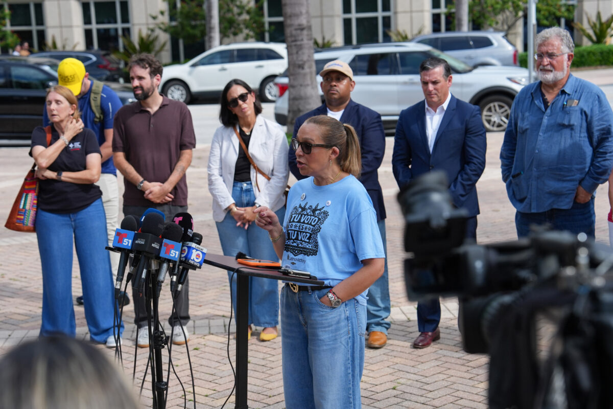 Venezolanos critican que Trump reciba a Delcy Rodríguez mientras los deporta en Doral
