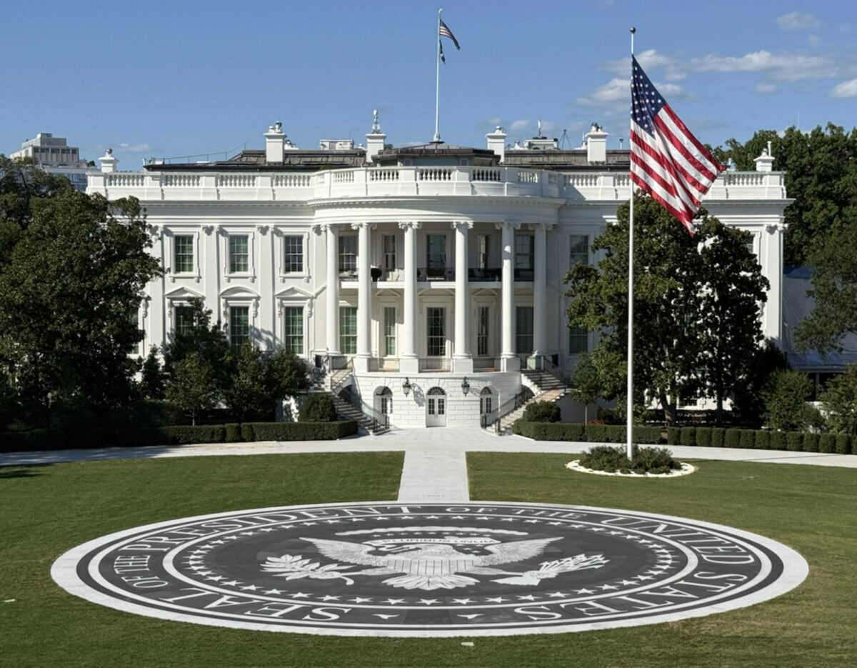La Casa Blanca comenzó a aplicar el veto anunciado por Trump a CNN, MS NOW y Politico