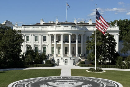 La Casa Blanca comenzó a aplicar el veto anunciado por Trump a CNN, MS NOW y Politico