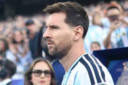 “Una camiseta para toda la vida”: Messi presentó la camiseta oficial para su despedida