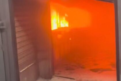 Al menos tres locales resultaron afectados por un incendio en el Mercado Municipal de Quinta Crespo en Caracas