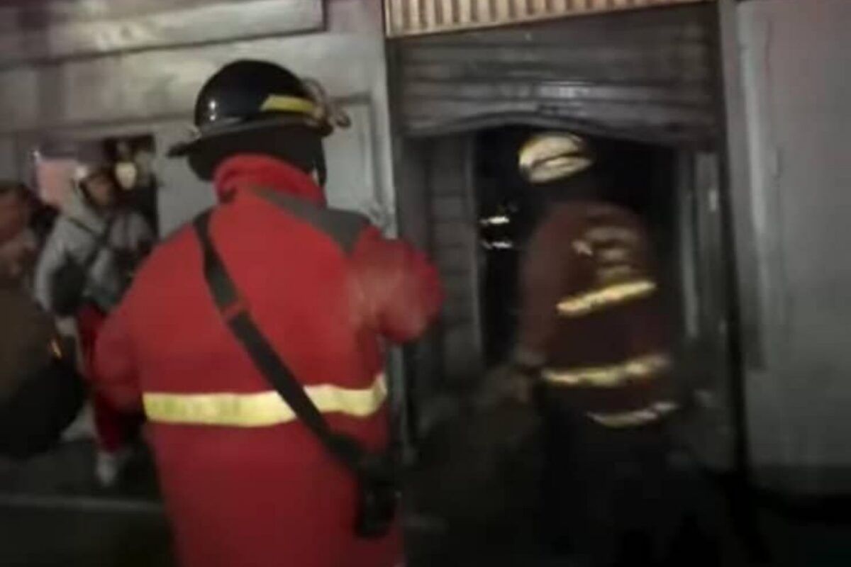 Al menos tres locales resultaron afectados por un incendio en el Mercado Municipal de Quinta Crespo en Caracas