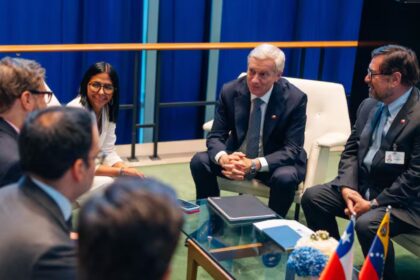 El presidente de Chile se reunió con Delcy Rodríguez para tratar temas consulares y diplomáticos