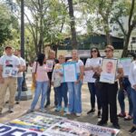 Familiares de presos políticos protestaron frente a la Defensoría del Pueblo con la Ruta de las Respuestas Pendientes