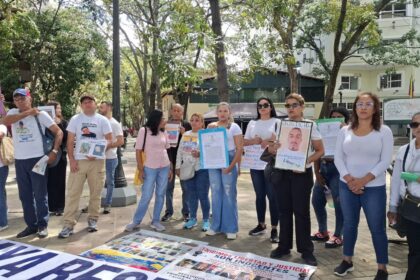 Familiares de presos políticos protestaron frente a la Defensoría del Pueblo con la Ruta de las Respuestas Pendientes