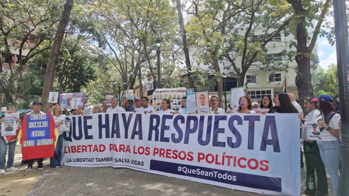 Familiares de presos políticos protestaron frente a la Defensoría del Pueblo con la Ruta de las Respuestas Pendientes