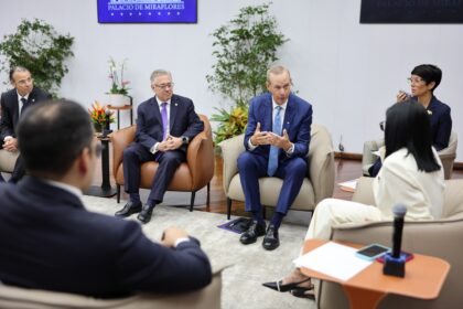 Venezuela firmó acuerdos petroleros con Chevron y Eni durante visita del secretario de Energía de EE UU