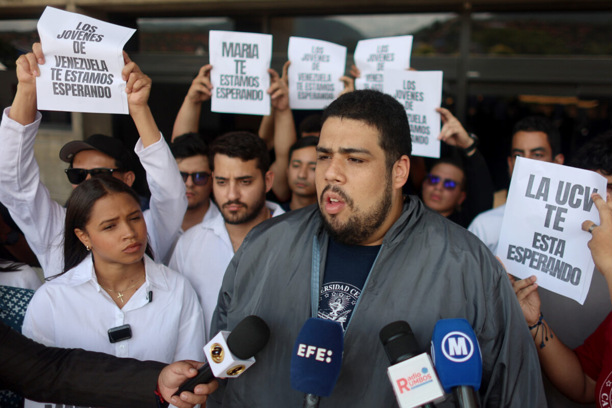 Estudiantes de la UCV protestaron en el aeropuerto de Maiquetía para exigir el retorno de María Corina Machado