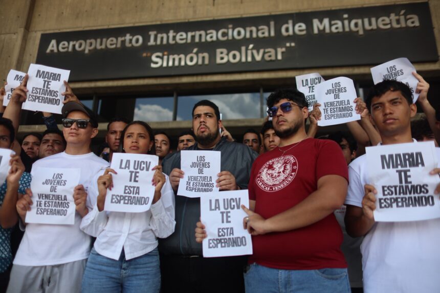 Estudiantes de la UCV protestaron en el aeropuerto de Maiquetía para exigir el retorno de María Corina Machado