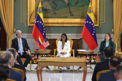 Venezuela firmó acuerdos petroleros con Chevron y Eni durante visita del secretario de Energía de EE UU
