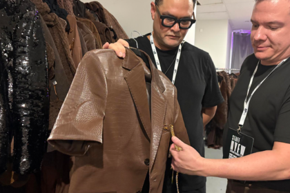 Diseñadores venezolanos presentaron Latidos bajo los escombros en Nueva York como gesto de ayuda tras los terremotos