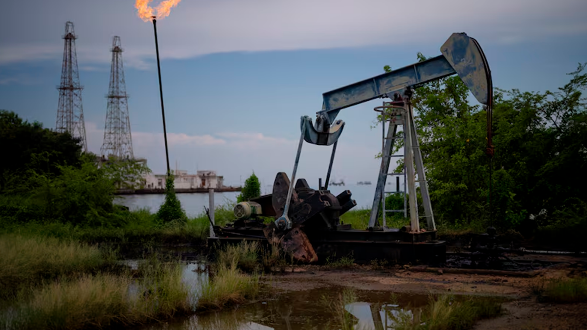 AtlasIntel: el 50 % de los venezolanos cree que el acuerdo petrolero beneficia más a EE UU