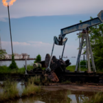 AtlasIntel: el 50 % de los venezolanos cree que el acuerdo petrolero beneficia más a EE UU