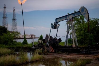 AtlasIntel: el 50 % de los venezolanos cree que el acuerdo petrolero beneficia más a EE UU