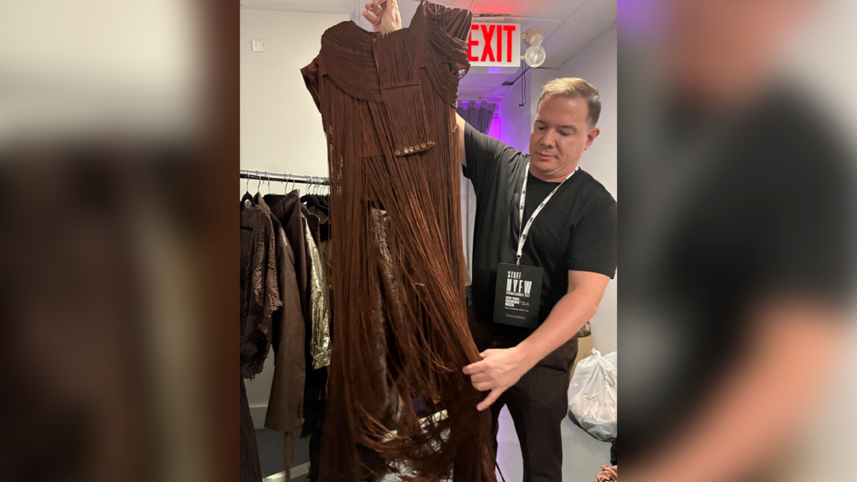 Diseñadores venezolanos presentaron Latidos bajo los escombros en Nueva York como gesto de ayuda tras los terremotos