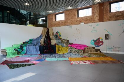 La moda española se une en Madrid con una instalación artística solidaria para ayudar a Venezuela