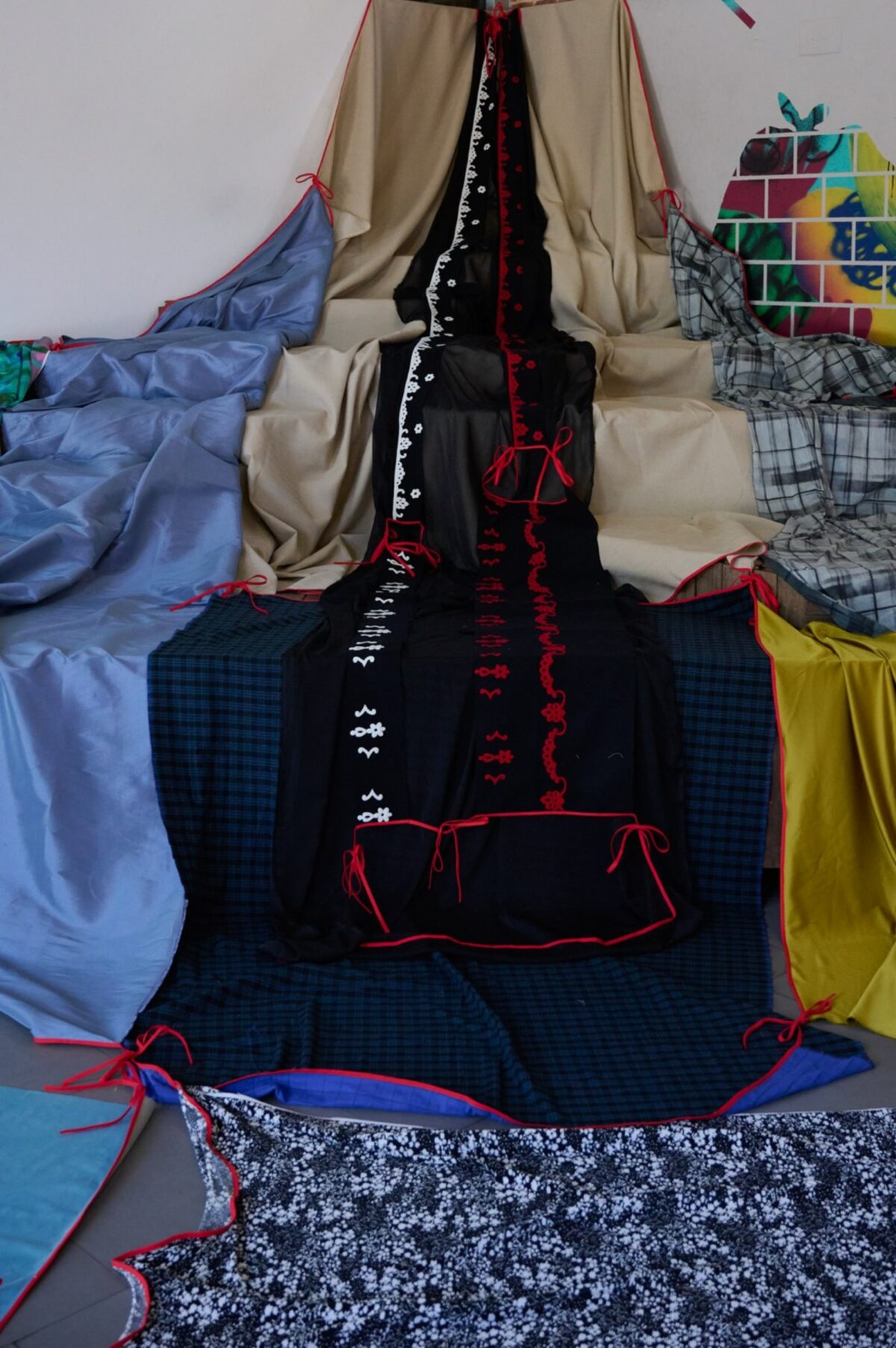 La moda española se une en Madrid con una instalación artística solidaria para ayudar a Venezuela