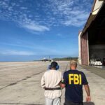 FBI anunció la captura en Venezuela de un fugitivo cibernético: fue trasladado a EE UU