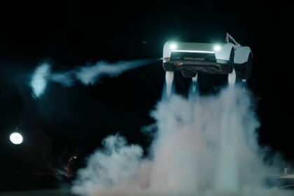 Tesla presentó la nueva generación de Roadster, un auto capaz de volar y acelerar de 0 a 100 km/h en un segundo