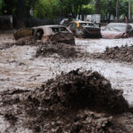 En imágenes: aluvión arrastró vehículos y buses en Santiago de Chile tras intensas lluvias