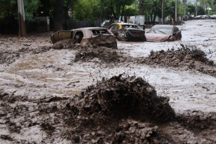 En imágenes: aluvión arrastró vehículos y buses en Santiago de Chile tras intensas lluvias