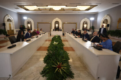 El gobierno encargado y la Asamblea Nacional de 2015 comienzan su tercera ronda de diálogo