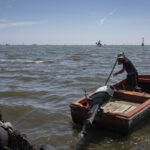 Pescadores luchan contra derrames de crudo en plena reactivación petrolera en Venezuela