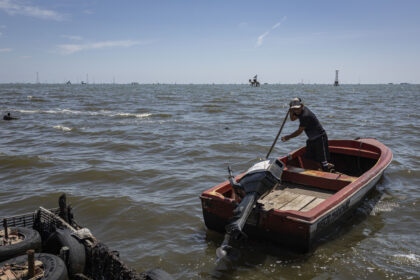 Pescadores luchan contra derrames de crudo en plena reactivación petrolera en Venezuela
