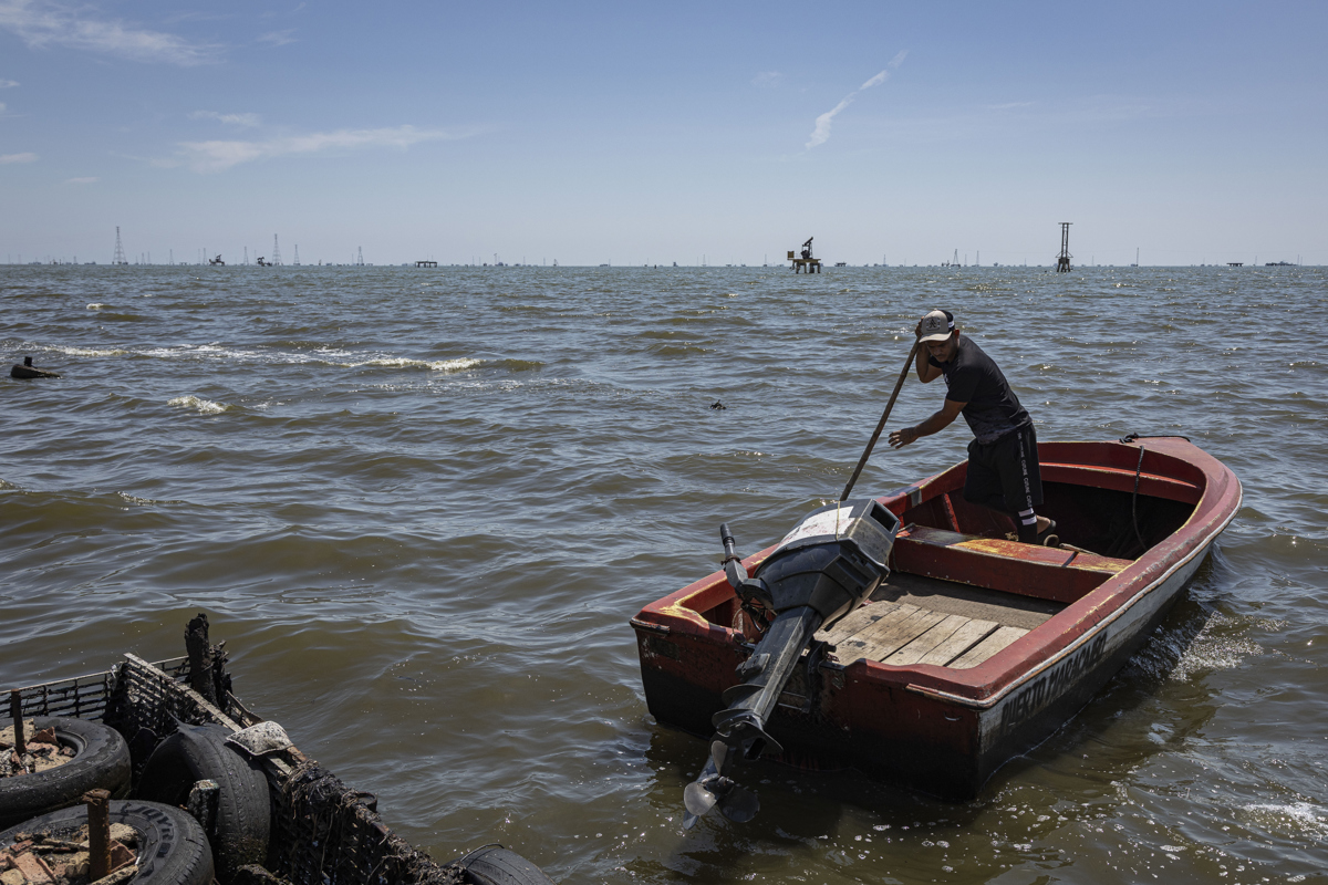 Pescadores luchan contra derrames de crudo en plena reactivación petrolera en Venezuela