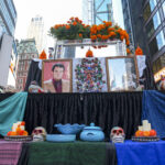 En Imágenes: Times Square se vistió de honor y tradición para celebrar el Día de Muertos