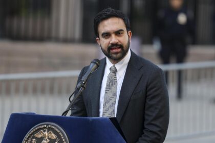 El alcalde de Nueva York explicó en un video en español a los inmigrantes cómo actuar ante ICE
